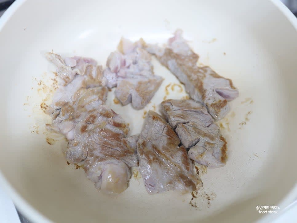 팬에 밑간한 목살을 넣고 노릇하게 구운 후 양파를 넣어 볶습니다.