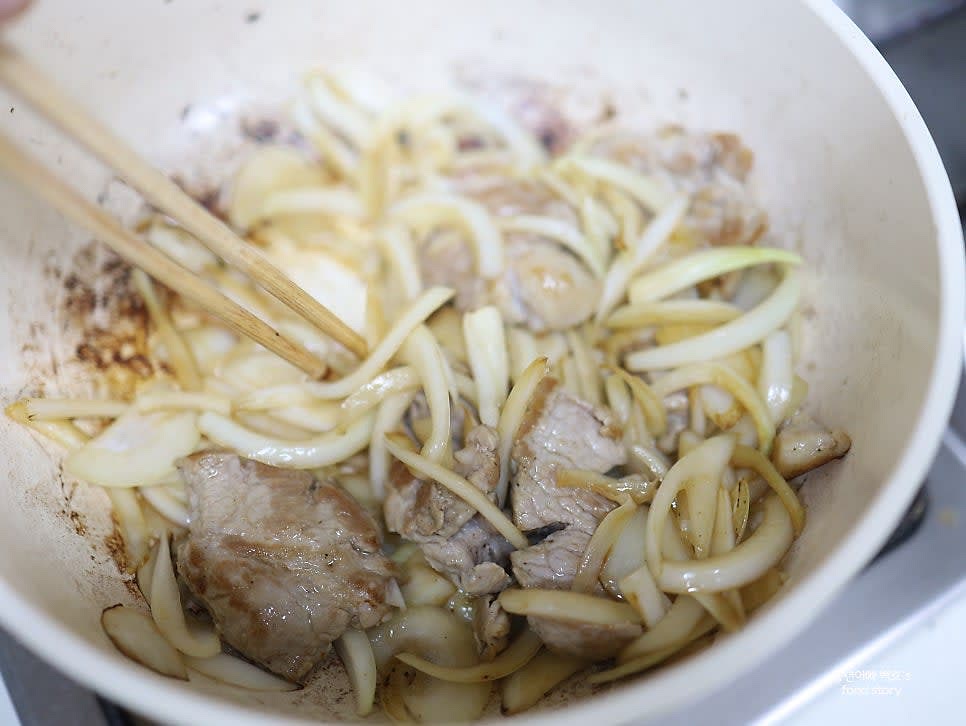 양파가 향을 내기 시작하면 감자와 당근을 넣고 잘 섞으며 볶습니다.