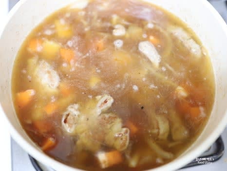 생수 1000ml를 붓고 중불에서 재료가 익을 때까지 끓입니다.