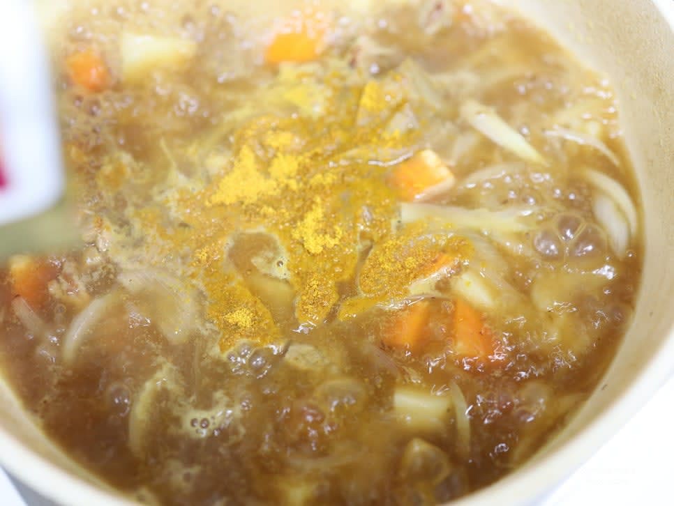 감자가 익고 국물이 충분히 우러났으면 약불로 낮추고 카레 가루를 조금씩 넣으며 잘 저어줍니다.