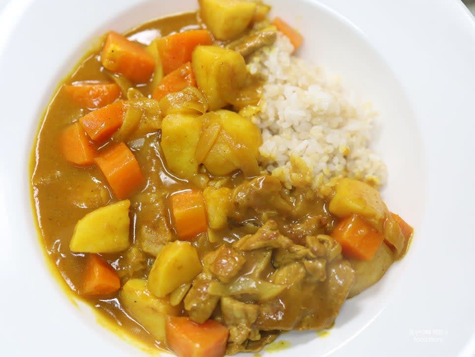 밥 위에 카레와 목살을 적당량 올린 후 파슬리 가루를 뿌려 마무리합니다.