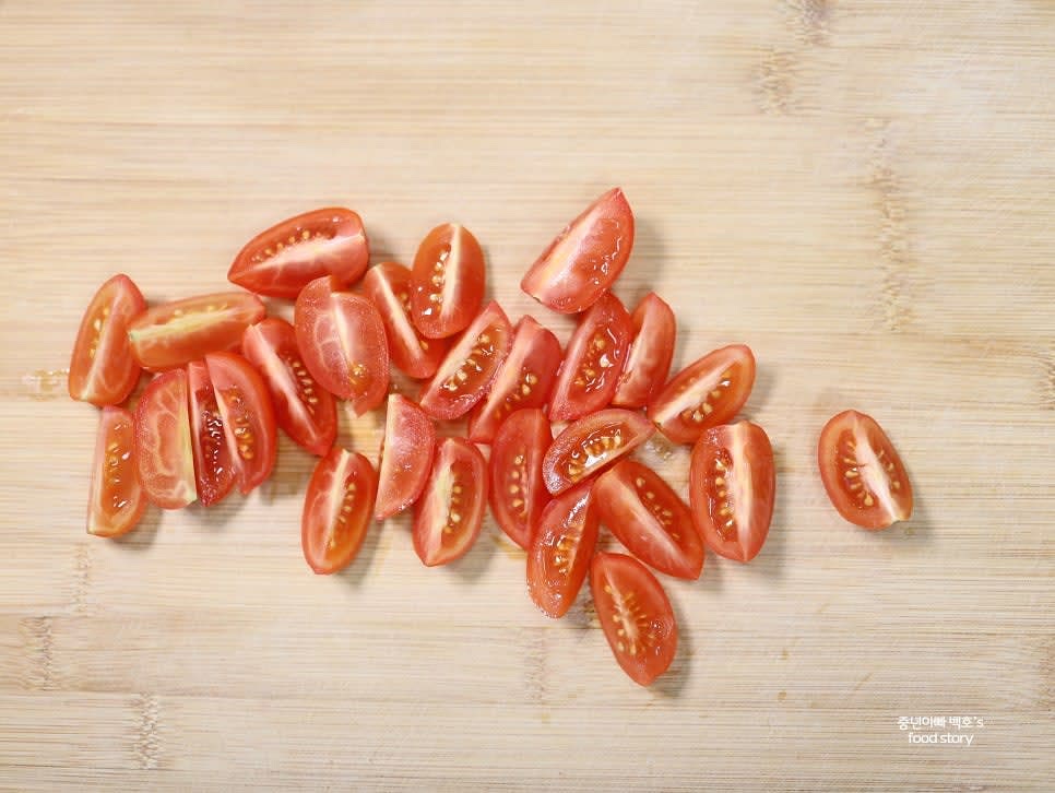 방울토마토 7알을 먹기 좋게 2등분 또는 4등분으로 자릅니다.