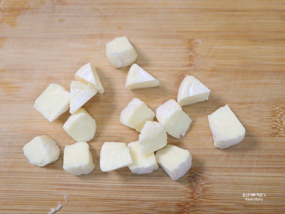 브리치즈를 1cm 크기로 잘라 준비합니다.