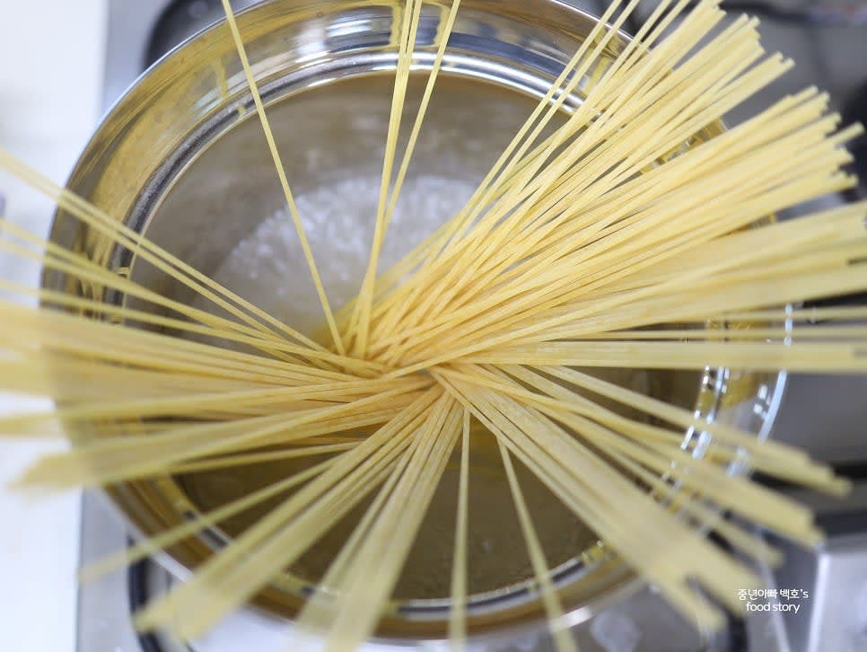 물 1200ml에 소금 1/2스푼을 넣고 끓인 뒤 스파게티 면 1인분을 삶습니다.