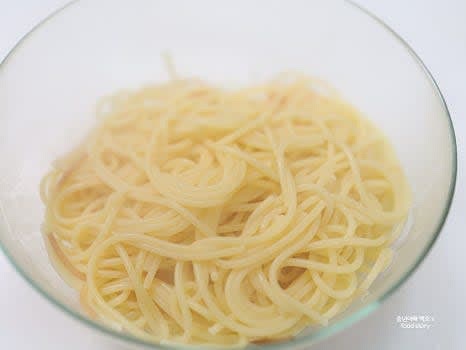 면을 삶은 뒤 면수는 조금 남겨두고 물기를 뺀 뒤 따뜻한 상태로 둡니다.