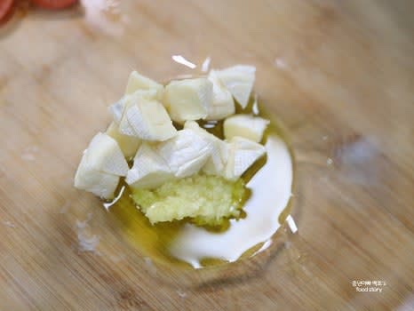 믹싱 볼에 엑스트라버진 올리브오일 2스푼을 넣고, 다진 마늘 1/2스푼과 방울토마토, 브리치즈를 추가합니다.