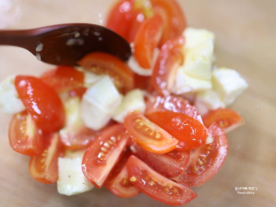 후추를 톡톡 뿌린 후 모든 재료를 가볍게 섞습니다.