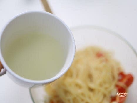 삶은 면을 넣고 면수를 조금 추가한 뒤 골고루 섞습니다.