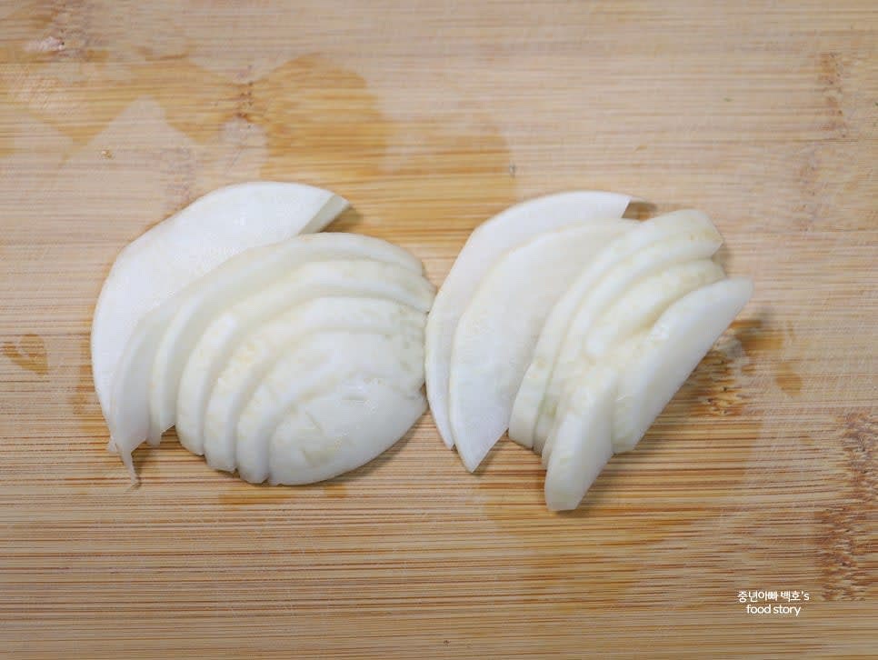 무를 채 썰거나 반달 모양으로 얇게 썰어 준비합니다.