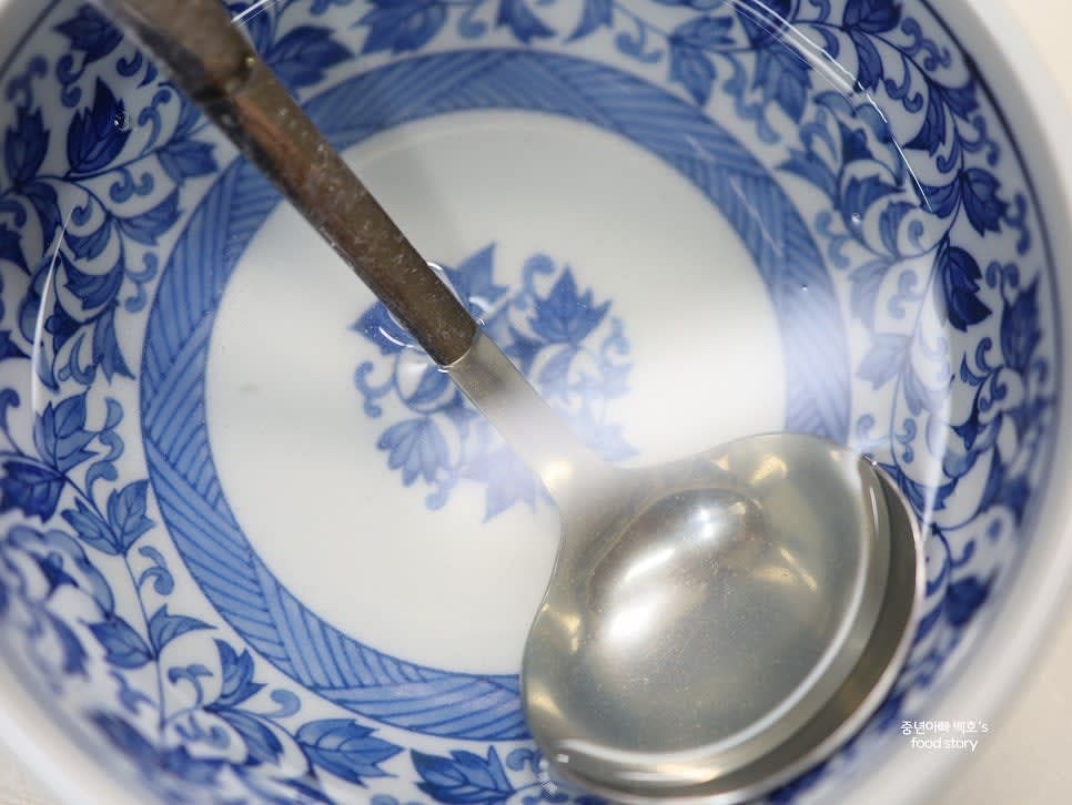 김장김치 1~2스푼을 준비하고, 김칫국물을 한 국자 떠서 준비합니다.