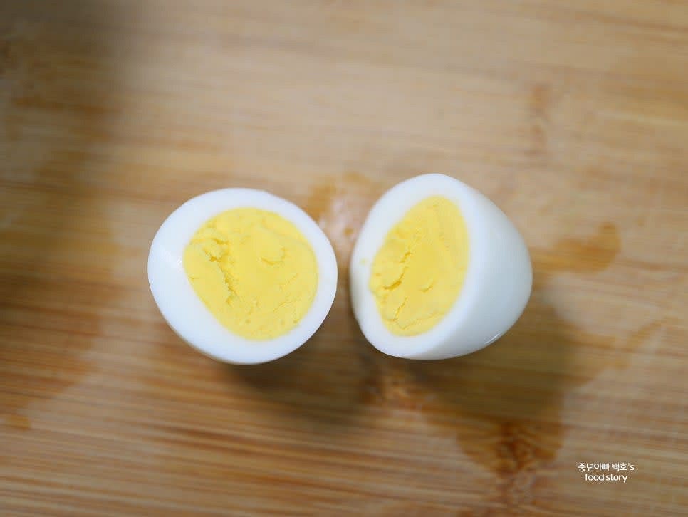 계란을 삶아 반으로 잘라 준비합니다.