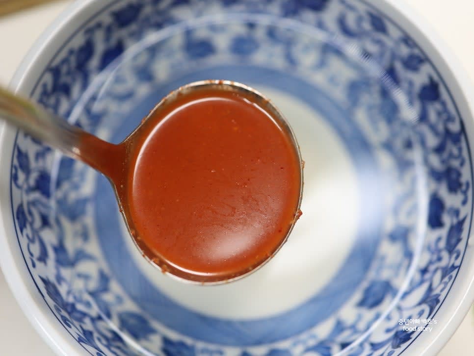 동치미 국물과 생수를 2:1 비율로 섞어 육수를 준비합니다.