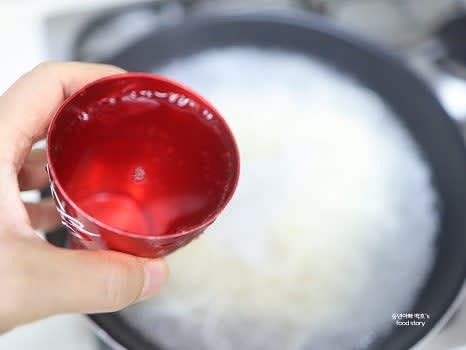 끓는 물에 소면 1인분을 넣고 잘 저으면서 끓입니다. 끓어오르면 찬물 반컵을 부어 식히는 과정을 2~3회 반복합니다.