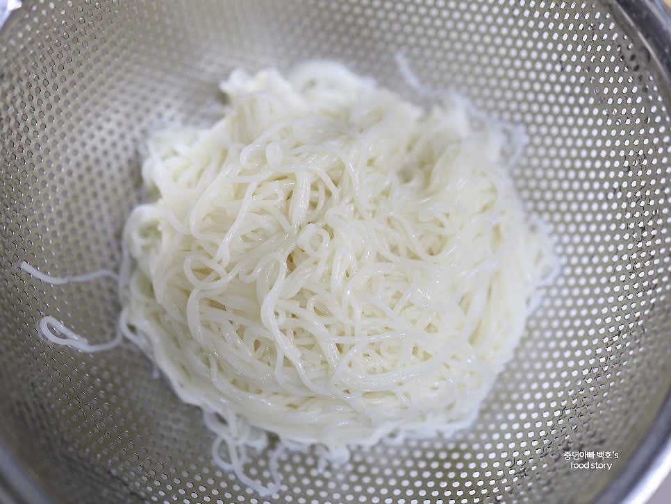 소면이 익으면 찬물에 여러 번 헹구어 전분기를 제거하고 물기를 짭니다.