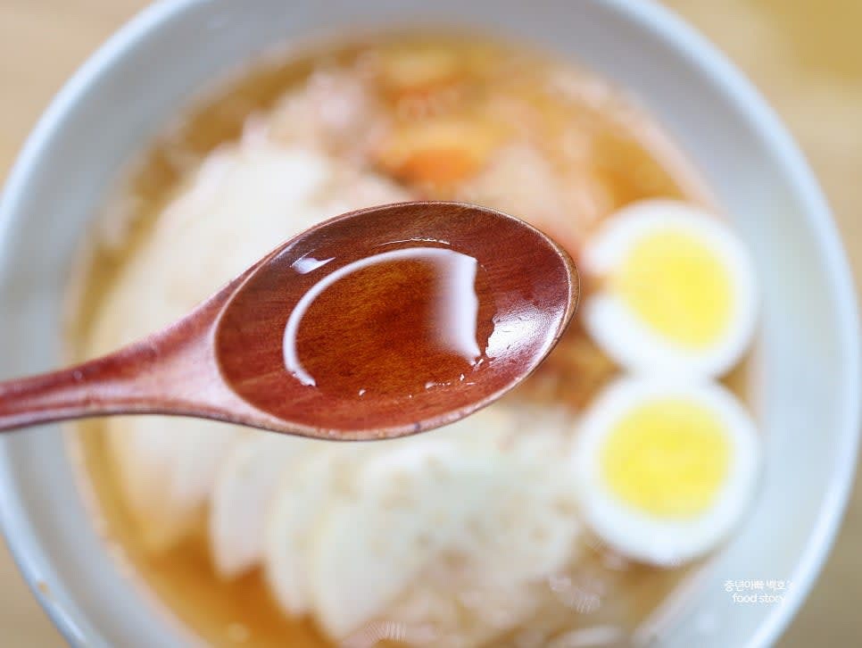 육수를 넉넉하게 부은 후 통깨를 솔솔 뿌리고 참기름 1/2스푼을 넣어 마무리합니다.