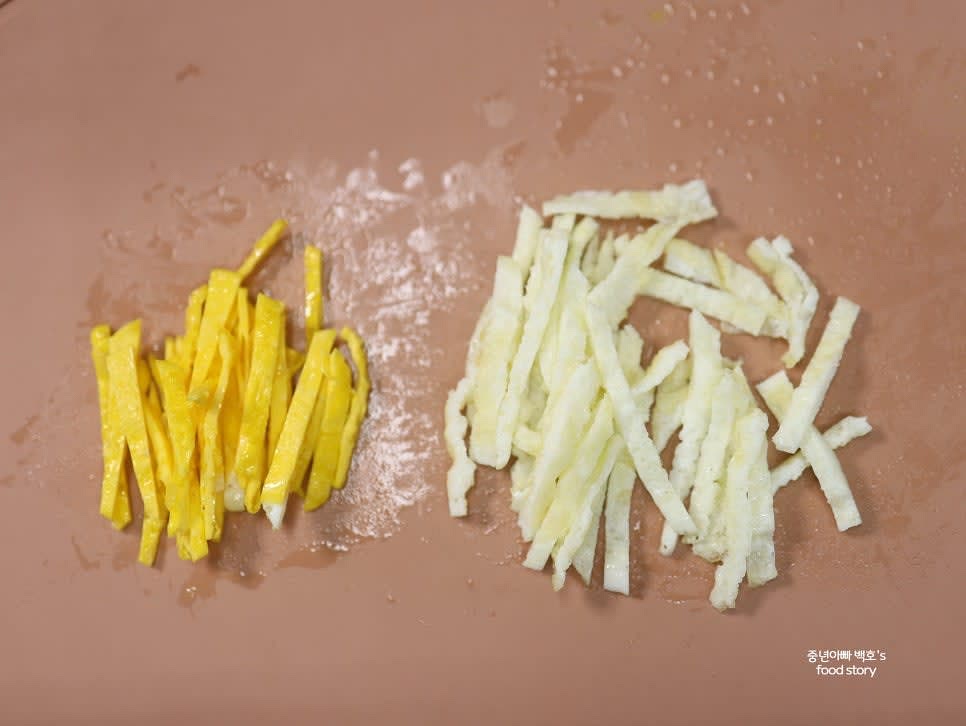 계란을 흰자와 노른자로 분리한 뒤 각각 지단을 부쳐 준비합니다.