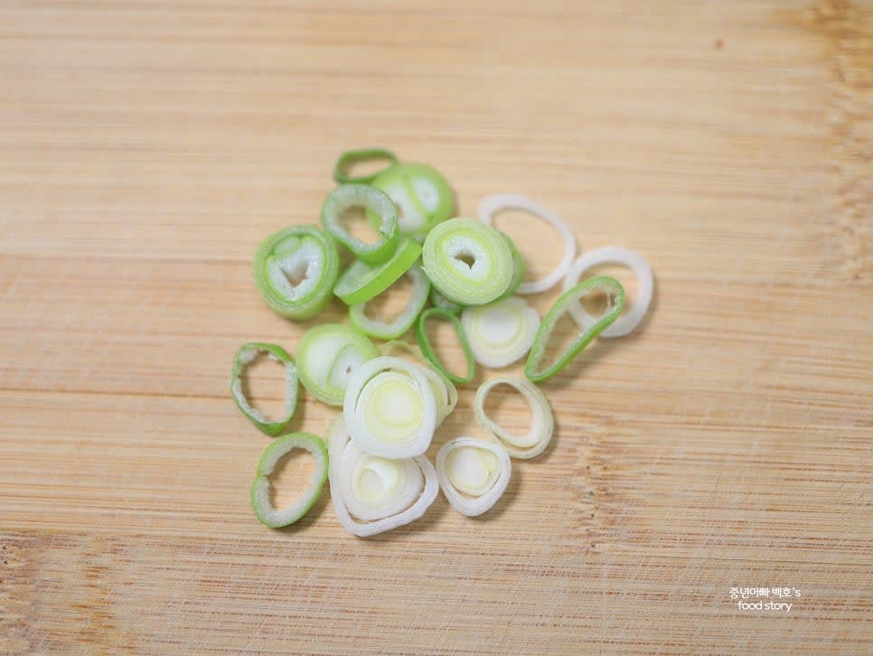 대파는 1~2cm 길이로 송송 썰어 준비합니다.