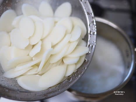 사골곰탕이 끓으면 떡을 넣고 중불에서 3분 정도 끓입니다. 간이 부족하면 소금을 추가로 넣어 간을 맞춥니다.