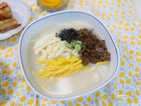 국물을 고명 위에 조심스럽게 부어 마무리합니다.