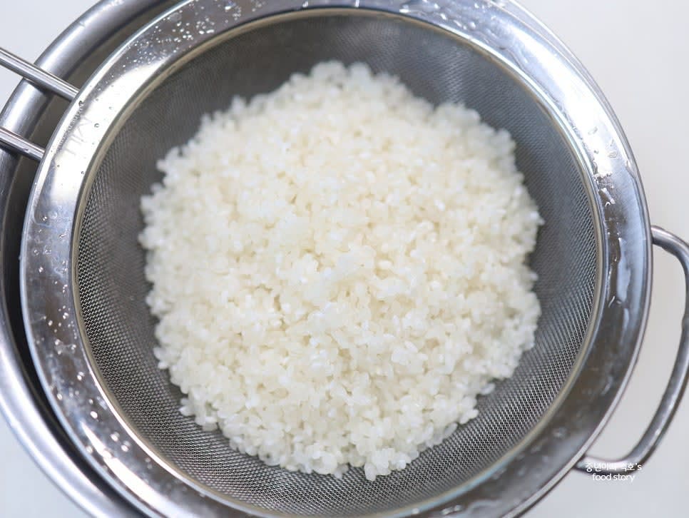 백미 2컵을 깨끗이 씻어 채반에 밭쳐 물기를 빼준 후 30분간 불려줍니다.