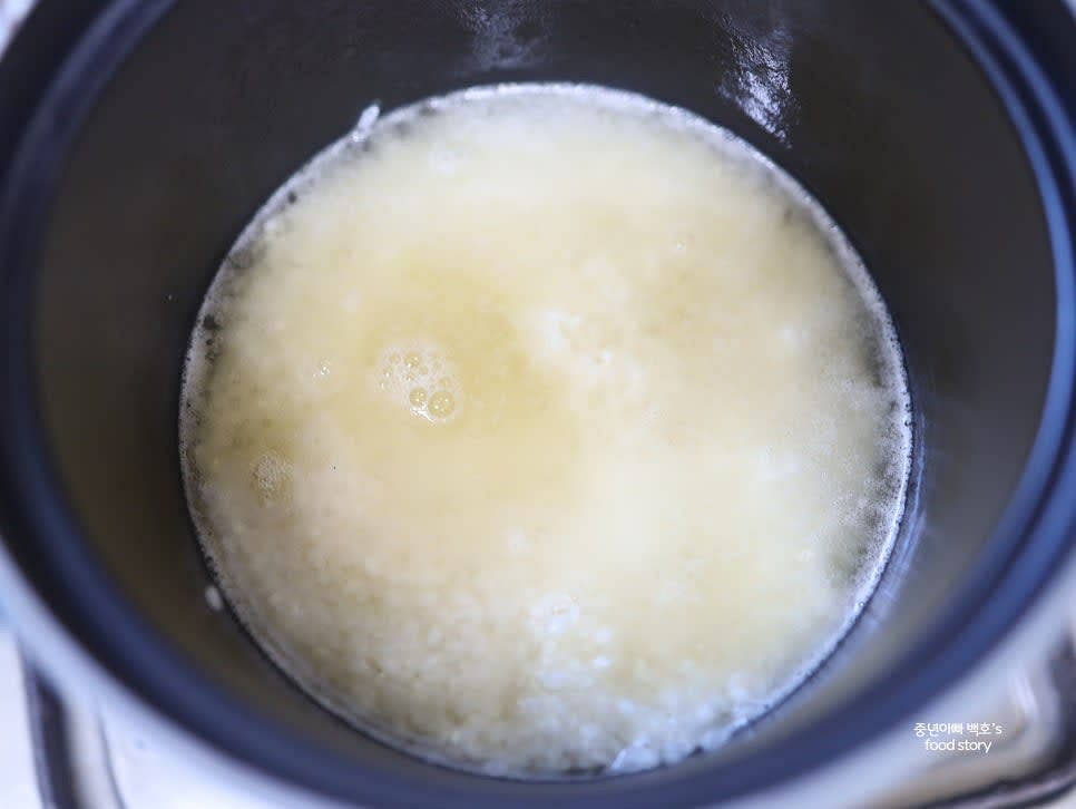 볶은 쌀에 준비한 다시마 우린 물을 부어 중불에서 10분, 약불에서 5분간 밥을 짓습니다.