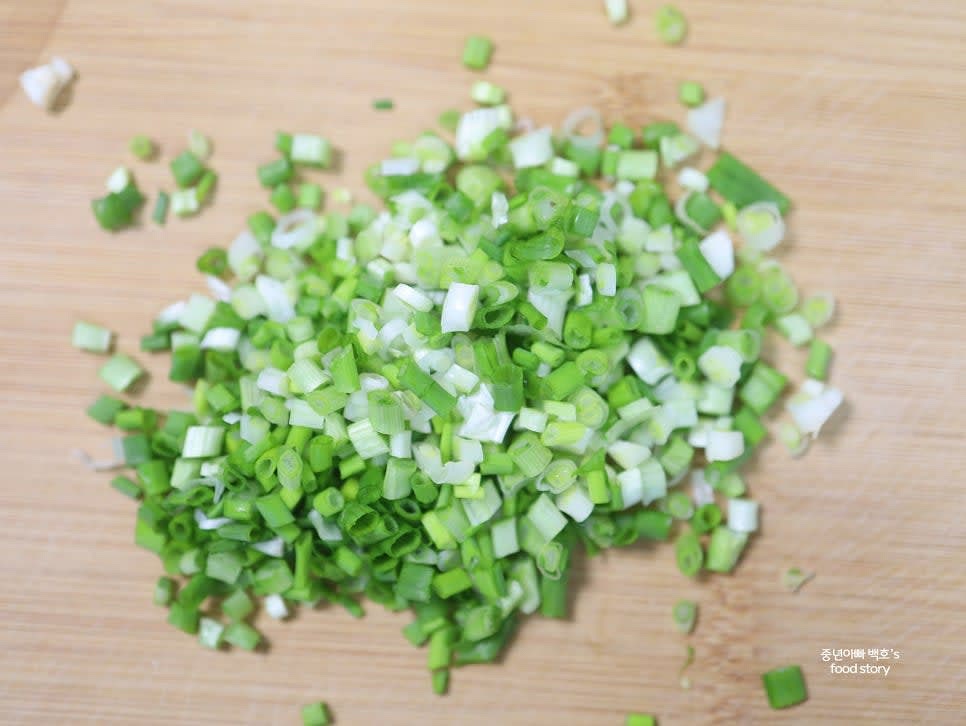 쪽파 1컵 분량을 송송 썰어 준비합니다.