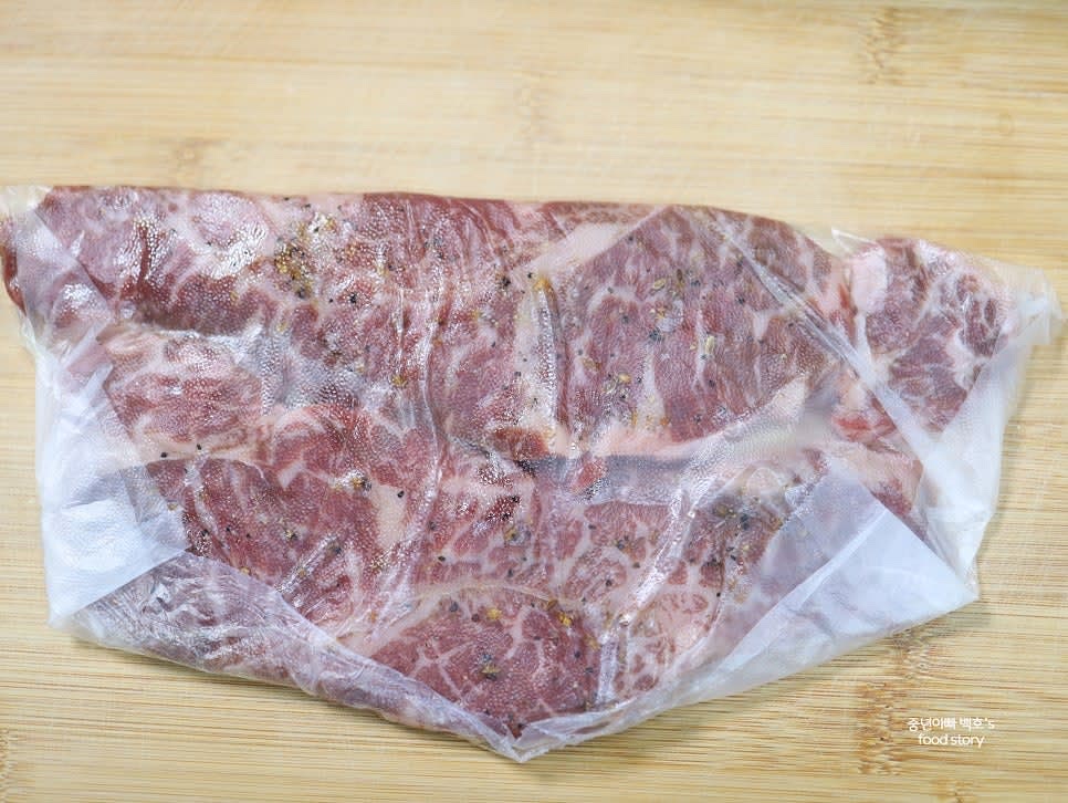 한우 채끝살 400g에 올리브오일 2스푼을 발라 시즈닝 소스 또는 소금과 후추로 간을 합니다. 랩으로 싸서 잠시 냉장 보관합니다.