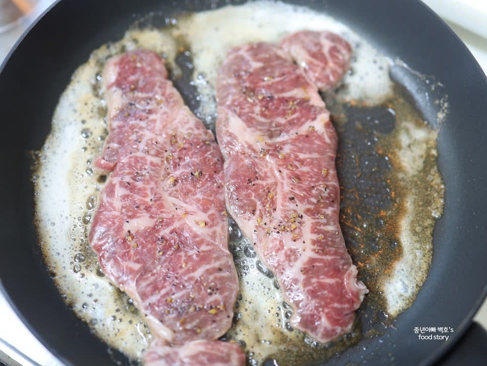 팬을 달군 후 버터 1스푼을 녹이고 한우 채끝살을 앞뒤로 노릇노릇하게 굽습니다.