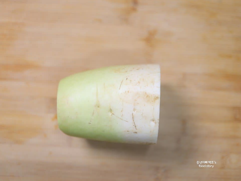 무의 뿌리 부분을 사용해 깨끗이 씻고 반으로 자릅니다.