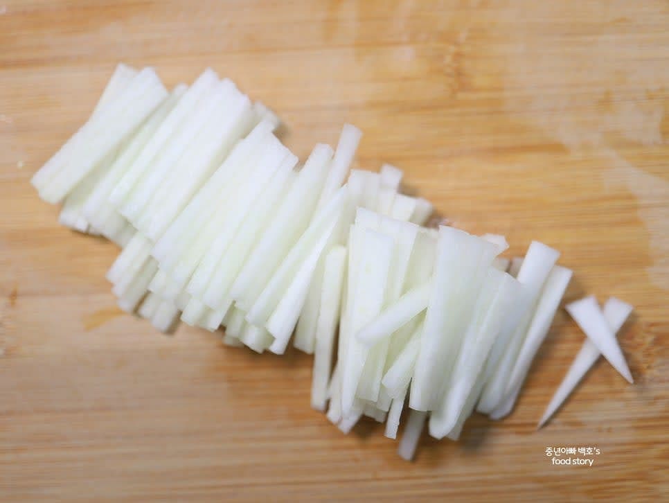 무를 적당한 두께로 채 썰어줍니다. 두께와 길이를 비슷하게 맞추면 더욱 좋습니다.