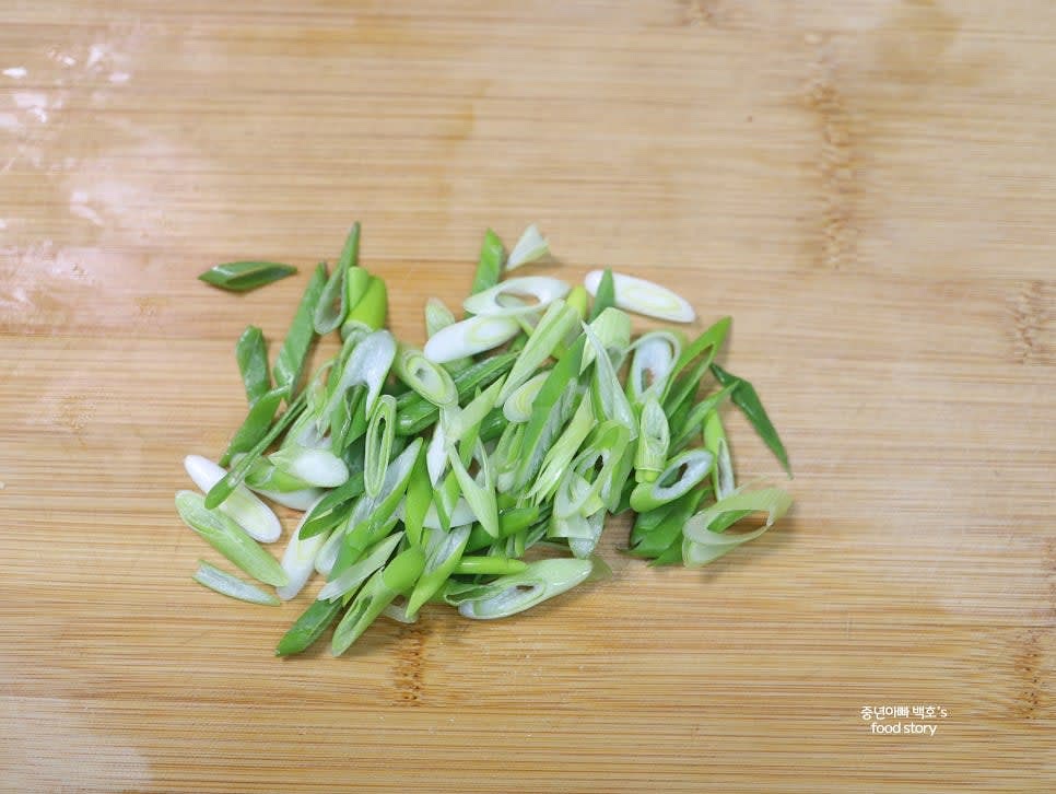 대파를 어슷하게 썰어 준비합니다.