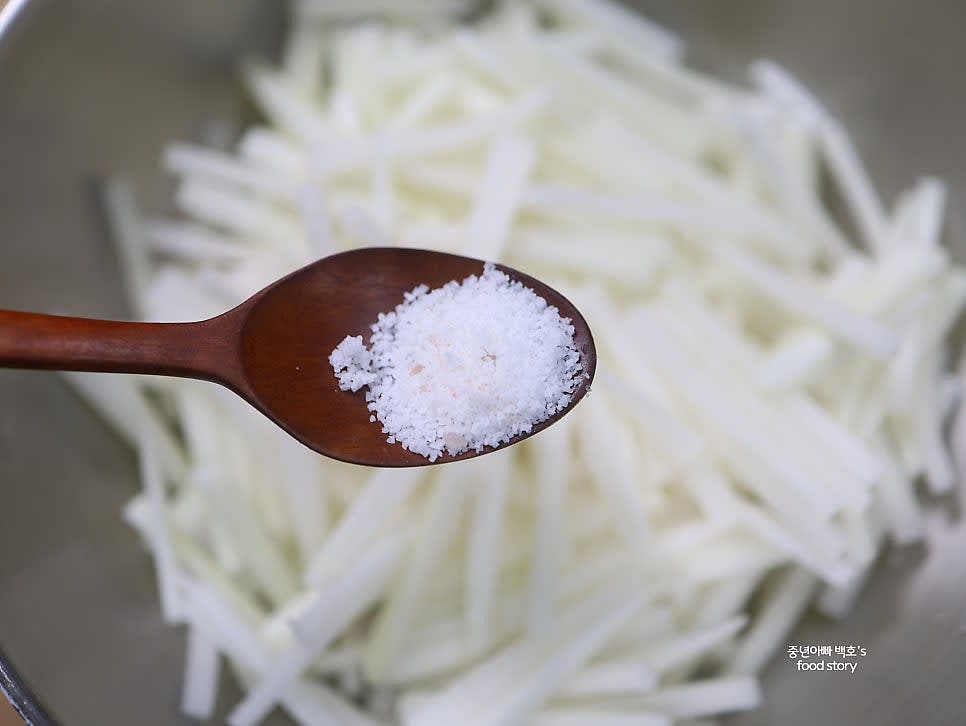 채 썬 무에 소금 1/2스푼을 뿌리고 가볍게 버무린 뒤 5분간 절여줍니다.