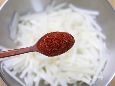 고춧가루 1.5스푼을 넣고 고르게 버무려줍니다.