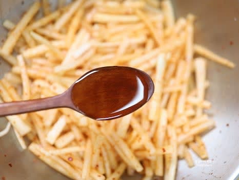 멸치 액젓, 알룰로스 (또는 올리고당, 황설탕), 다진 마늘, 대파를 넣고 잘 버무립니다.