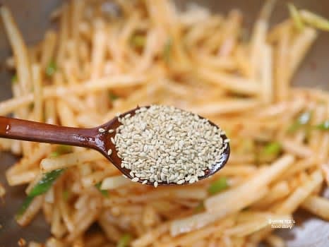 통깨를 뿌리고 가볍게 섞어 무생채를 완성합니다.