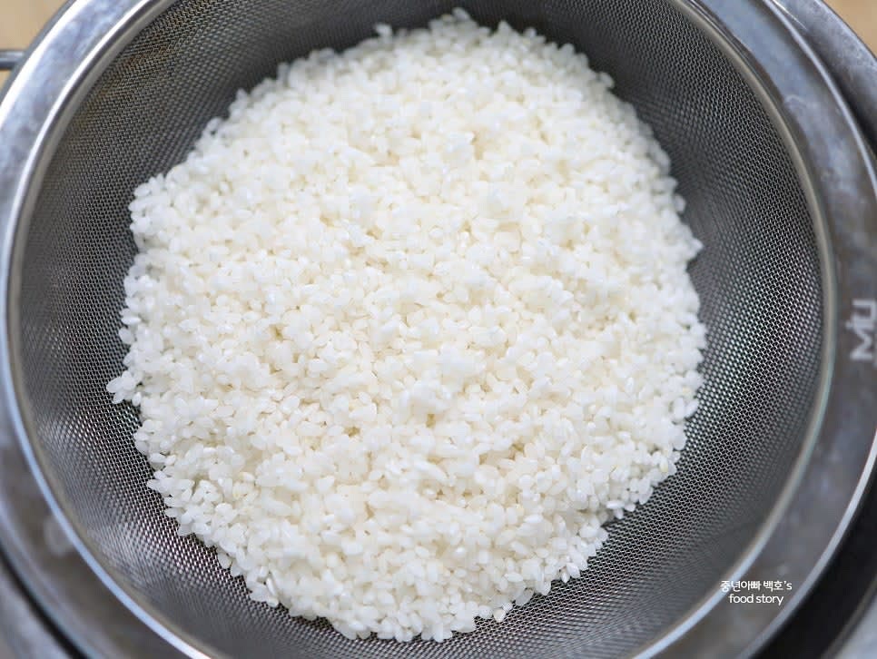쌀을 깨끗이 씻어 채반에 물기를 빼고 20~30분간 불립니다.