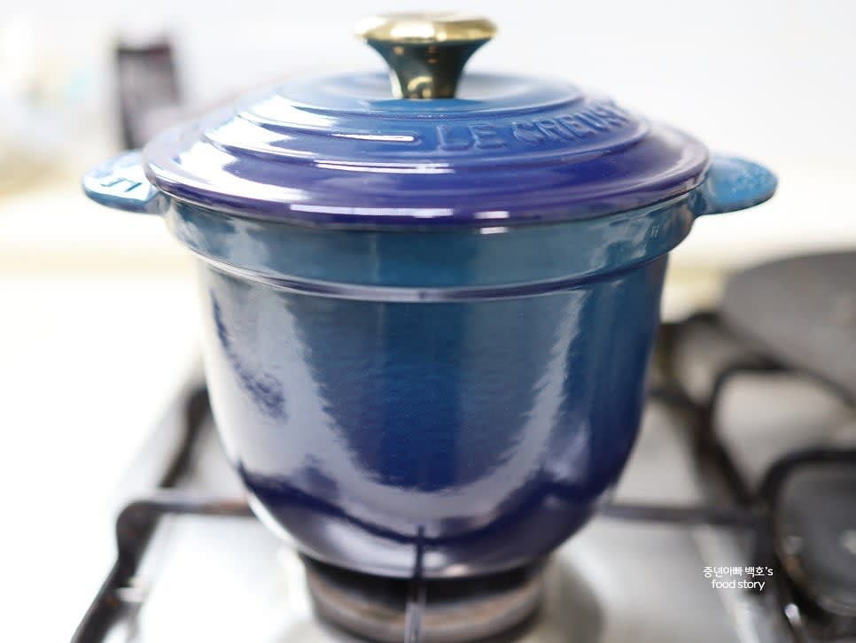 다시마 우린 물 2컵을 부은 후 중약불에서 5분, 약불에서 10분간 밥을 짓습니다.