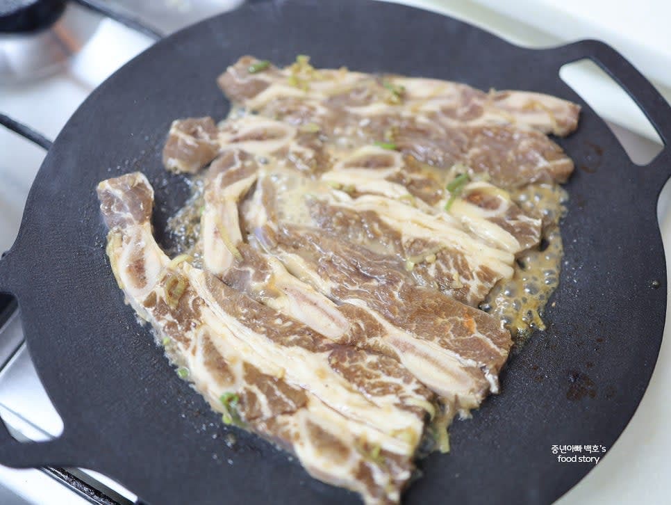 밥이 지어지는 동안 팬을 달군 후 무염버터 1/2스푼을 넣고 녹인 뒤 LA갈비를 양면 노릇하게 구워줍니다.