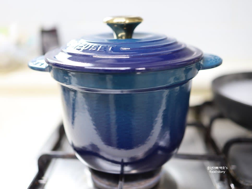 뚜껑을 닫고 불을 끈 상태로 5분간 뜸을 들입니다.