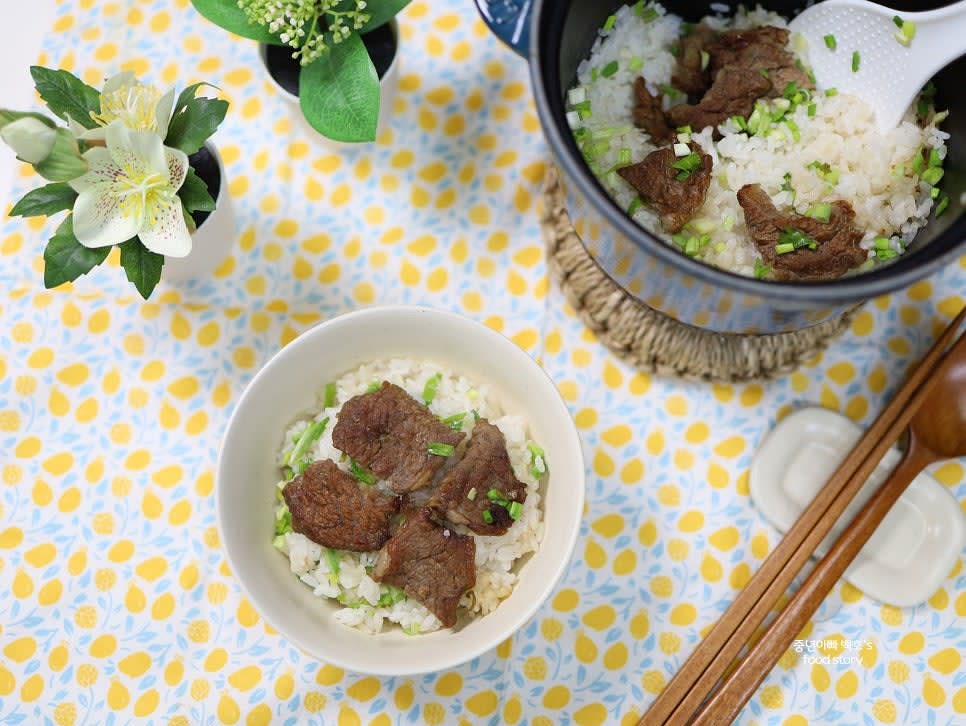 고명으로 남겨둔 쪽파를 위에 뿌리고 완성된 솥밥을 식탁에 내놓습니다. 공기에 담아 LA갈비를 곁들여 드시면 됩니다.