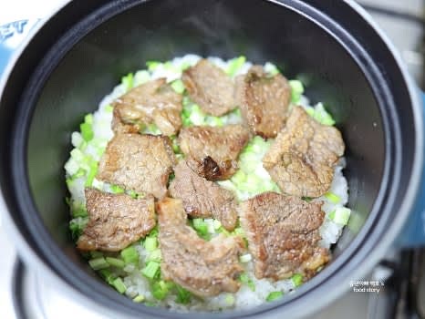 밥이 다 지어진 솥에 송송 썬 쪽파를 올리고, 구운 LA갈비를 얹습니다.