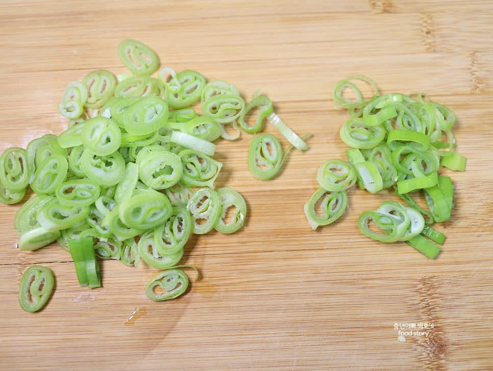 감자, 양파, 애호박을 채 썰고, 청양고추와 대파는 송송 썰어 준비합니다. 대파 녹색 부분은 고명용으로 따로 남겨 둡니다.
