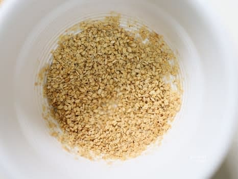 통깨 1스푼을 절구로 갈아 깻가루로 만듭니다.