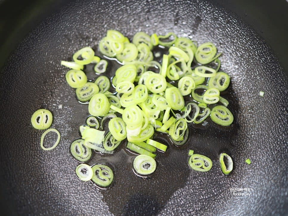 큰 냄비에 대파를 넣고 중약불에서 20초 정도 볶아 파기름을 만듭니다.