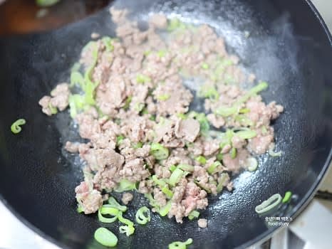 소고기 다짐육을 넣고 불을 끈 상태에서 고기를 풀어준 뒤, 중불로 올려 고기를 잘 볶아줍니다.