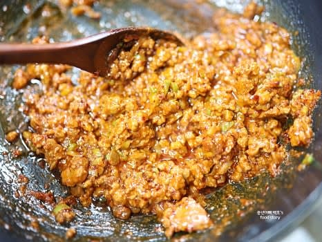 불을 끄고 고춧가루 2스푼을 넣어 고추기름이 나올 때까지 볶아줍니다.