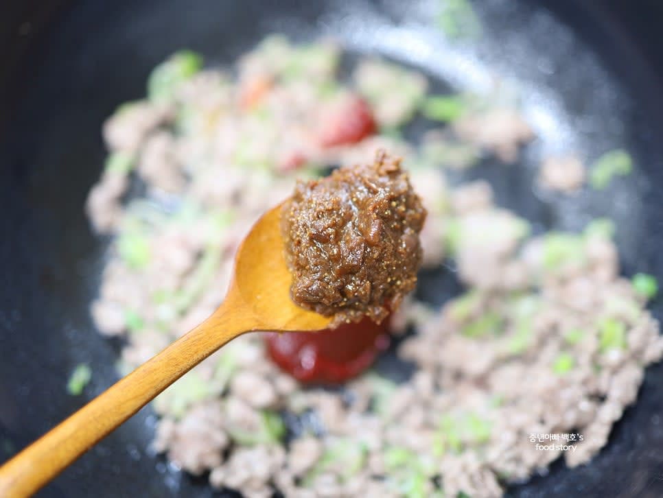 고추장 1스푼, 된장 1스푼을 넣고 중불에서 함께 볶아줍니다.
