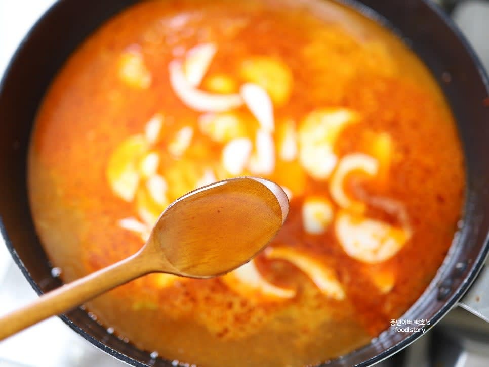 끓어오르면 채 썬 감자와 양파를 넣고, 연두 1스푼과 참치 액젓 1스푼을 넣어 간을 맞춥니다.