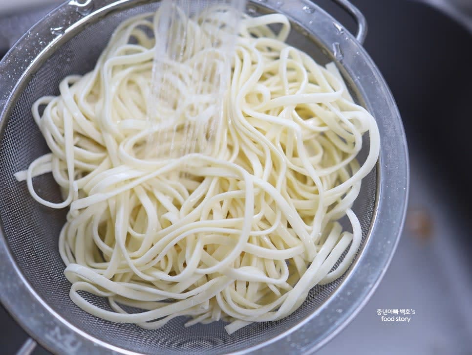 생면을 찬물에 헹구어 전분기를 제거한 뒤, 육수에 넣고 끓입니다. 센 불에서 팔팔 끓이다 중불로 낮추어 4분간 더 끓입니다.