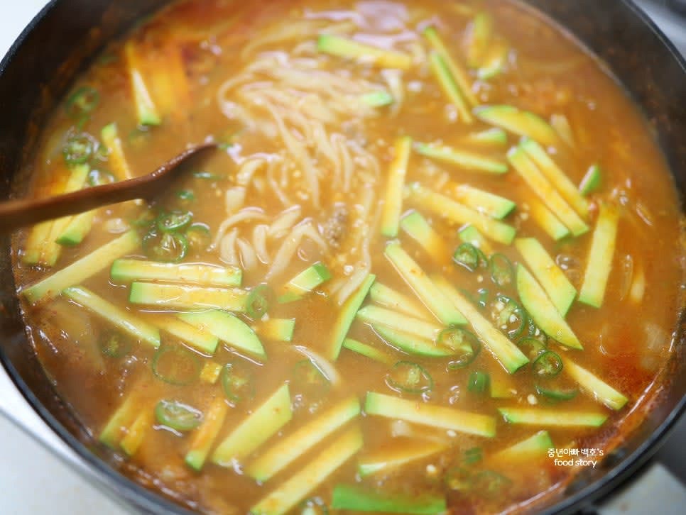 애호박, 청양고추, 다진 마늘을 넣고 1분간 더 끓인 후 불을 끕니다.